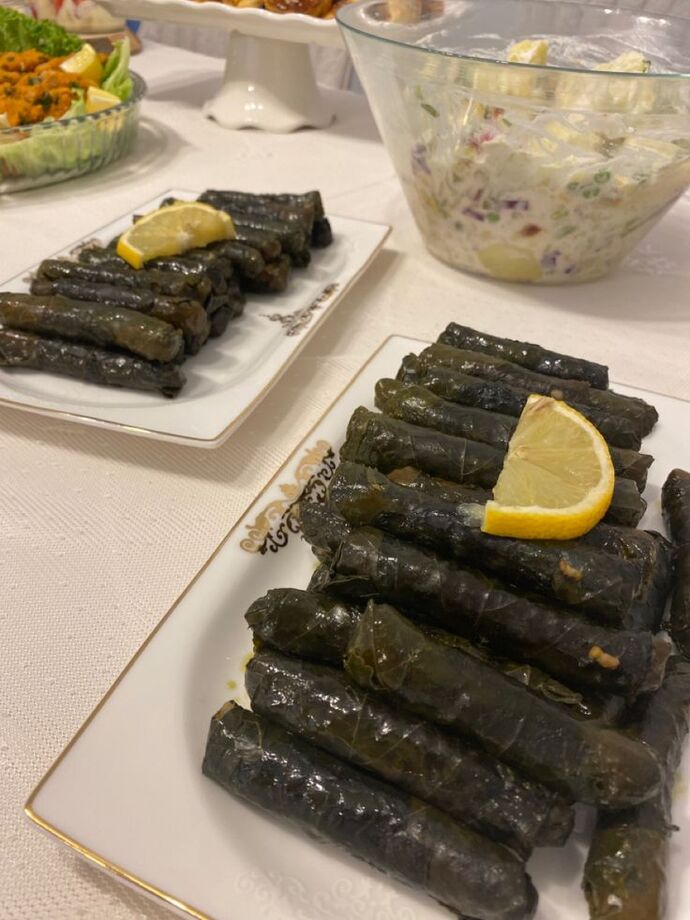 Yaprak sarması limonla mı yoksa limonsuz mu güzel?