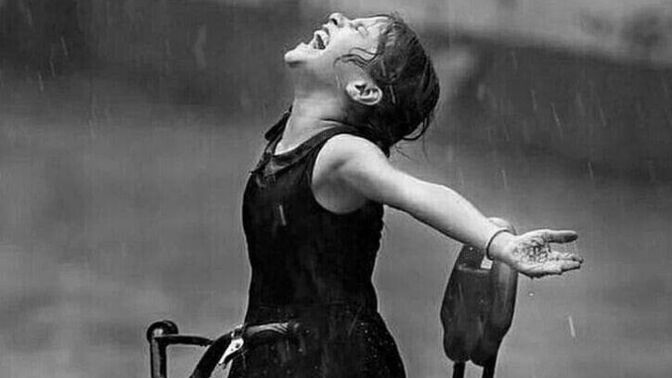 En son ne zaman yağmur yağarken çıkıp bile bile o damlaların altında ıslandın 💦?