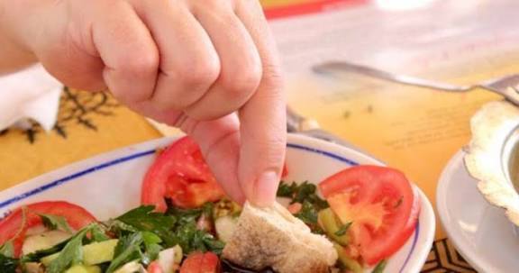 Yemeğin suyuna ekmek banar mısın?