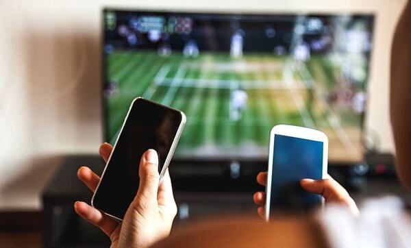 Film izlerken telefona bakan kişisin 🙄