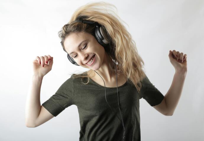 Ev işlerini yaparken motive olmanı sağlayan bir rutin ya da müzik var mı?
