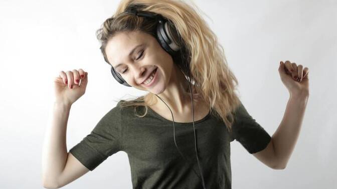 Ev işlerini yaparken motive olmanı sağlayan bir rutin ya da müzik var mı?
