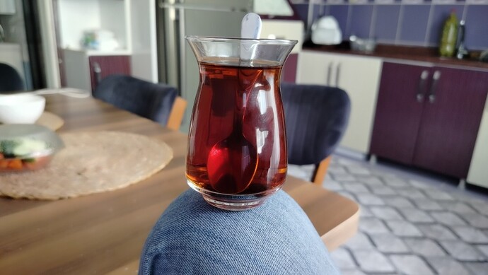 Çay içerken nasıl içiyor sunuz?