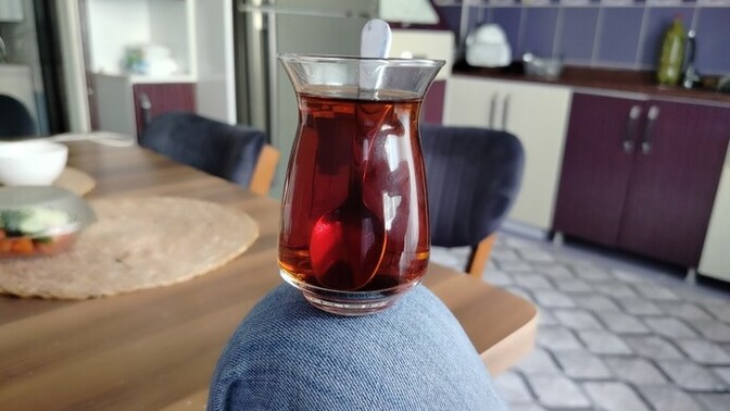 Çay içerken nasıl içiyor sunuz?