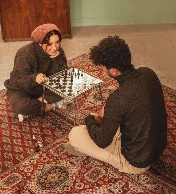 Birine sevgili gibi davranıp arkadaşız demek, kendini kandırmak mıdır?