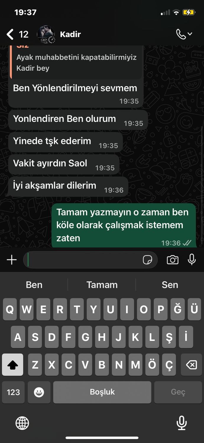 İş görüşmesinde ayak muhabbeti yapan adam normal mi?