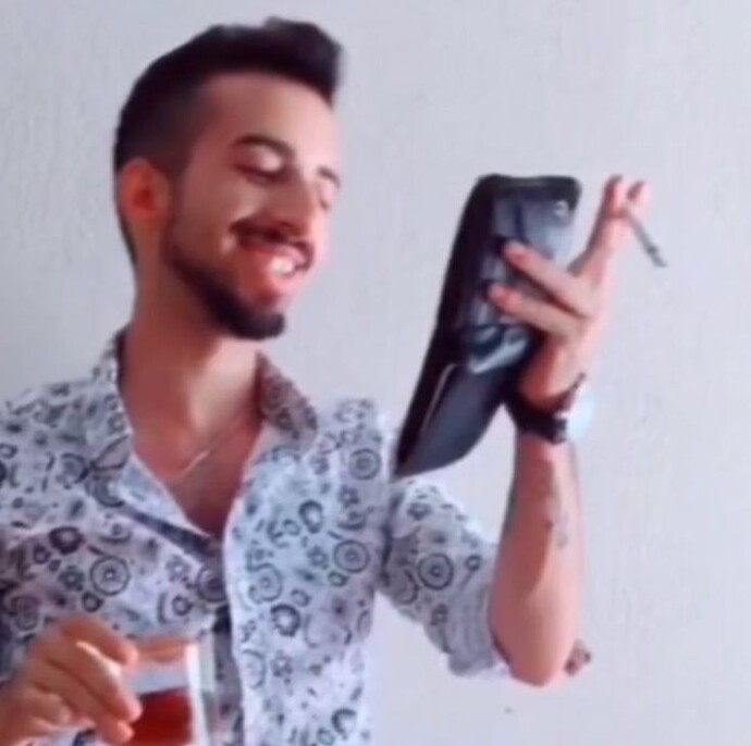 Cüzdanınızda vesikalık fotoğrafını taşıdığınız biri var mı?