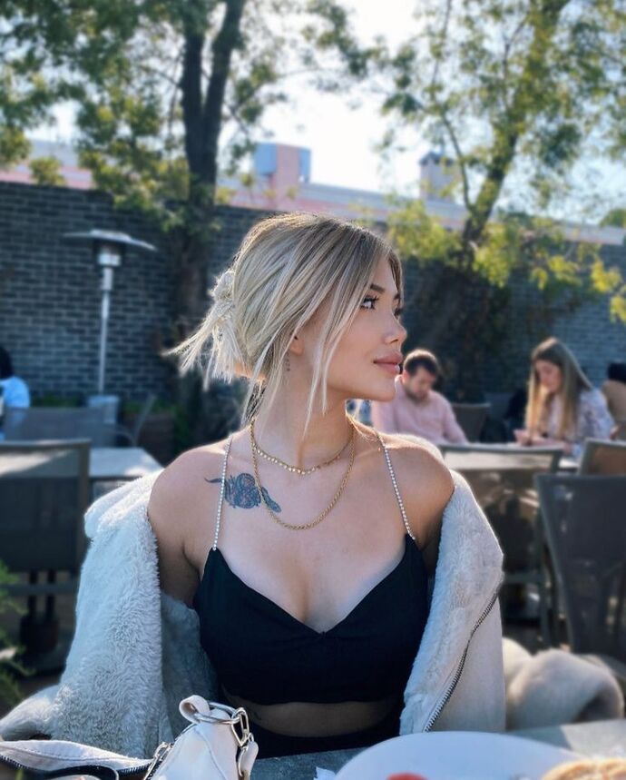 Kadının fiziğinde en çok fark edilen ilk detay sence nedir?