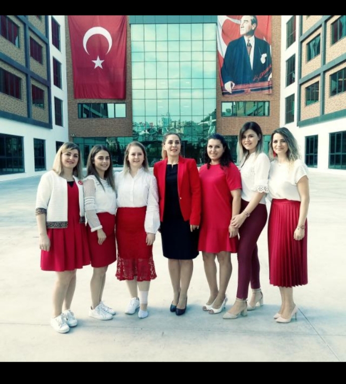Bugün kıyafetinizde kırmızı renk var mı?