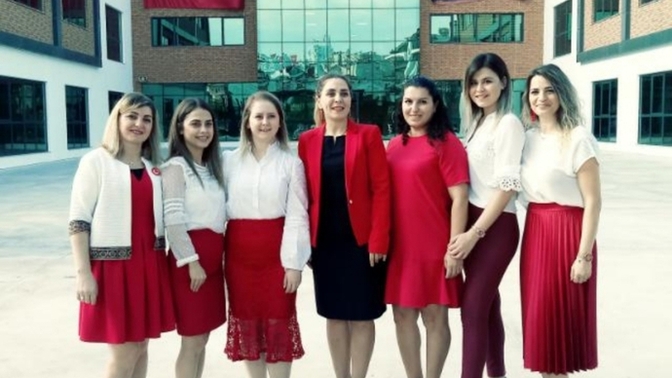 Bugün kıyafetinizde kırmızı renk var mı?