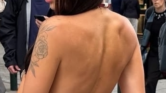 Uzun elbiselerde sırt dekoltesi moda mı bu sıralar?