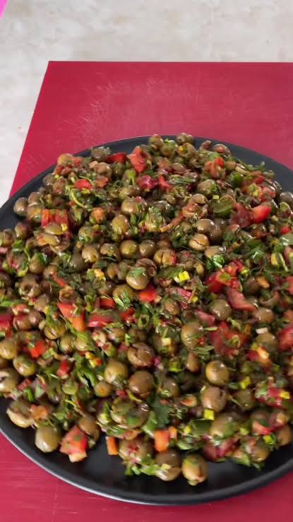 Şimdi yeşil zeytinin tam zamanı. Zeytin salatası sever misin?