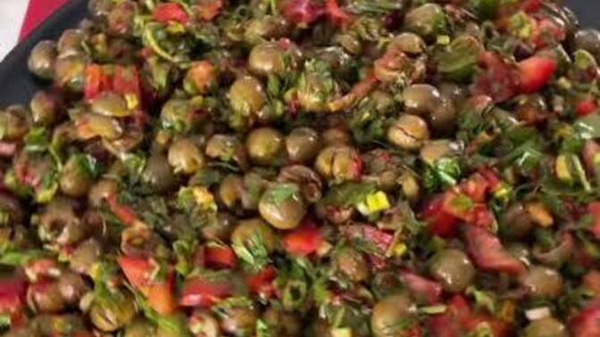 Şimdi yeşil zeytinin tam zamanı. Zeytin salatası sever misin?