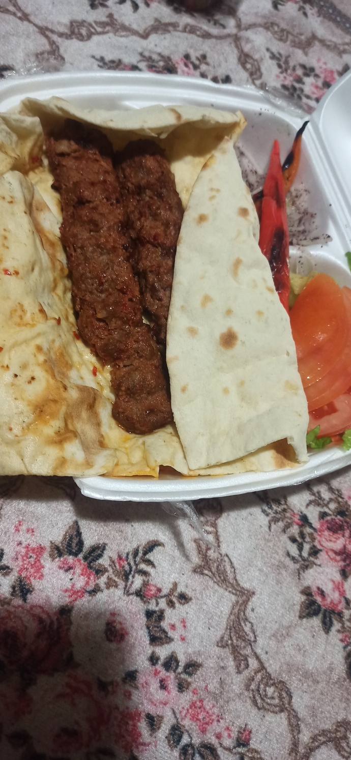 Adana kebabın yanında bulgur pilavı mı tercih edersin pirinç pilavı mı?