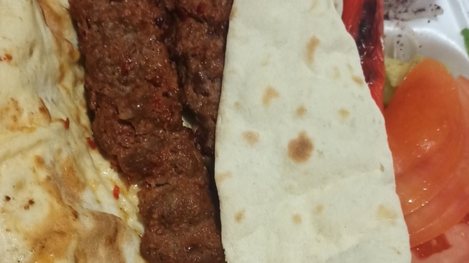 Adana kebabın yanında bulgur pilavı mı tercih edersin pirinç pilavı mı?