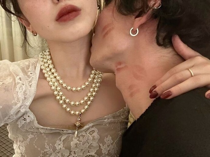 Aşk sizce hâlâ var mı yoksa sadece çıkar ilişkisi mi kaldı?