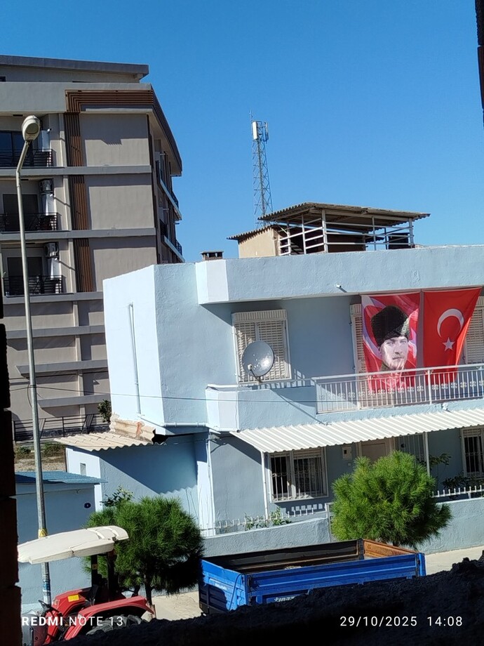 Bayrakkarı bayrak yapan üstündeki kan mıdır?