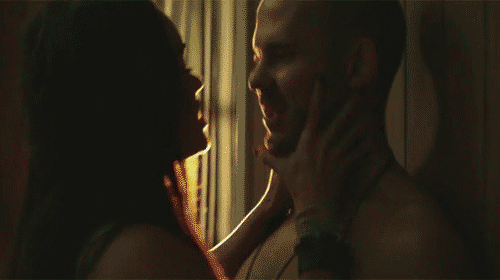 İlişki sırasında hareketsiz bırakmak mı/bırakılmak mı daha ateşleyici?