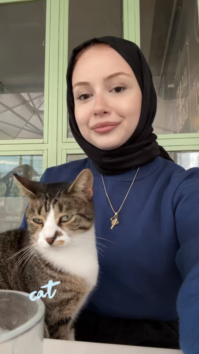 Sizce bu kız kaç yaşındadır?