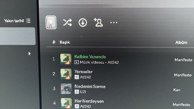Spotify şarkılar çalmıyor internet var pre bile aldım düzelsin diye olmuyor neden?
