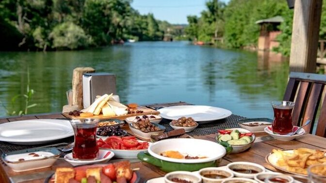 Bu sabah kahvaltıyı burada yapmaya ne dersin?