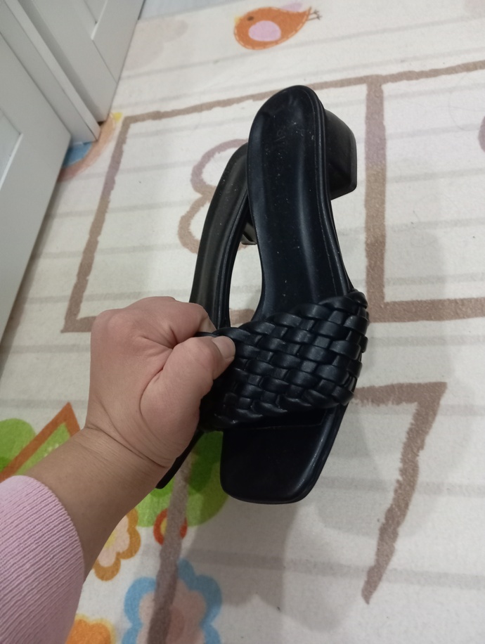 Kare topuklu terlik mi topuklu ayakkabı mı?