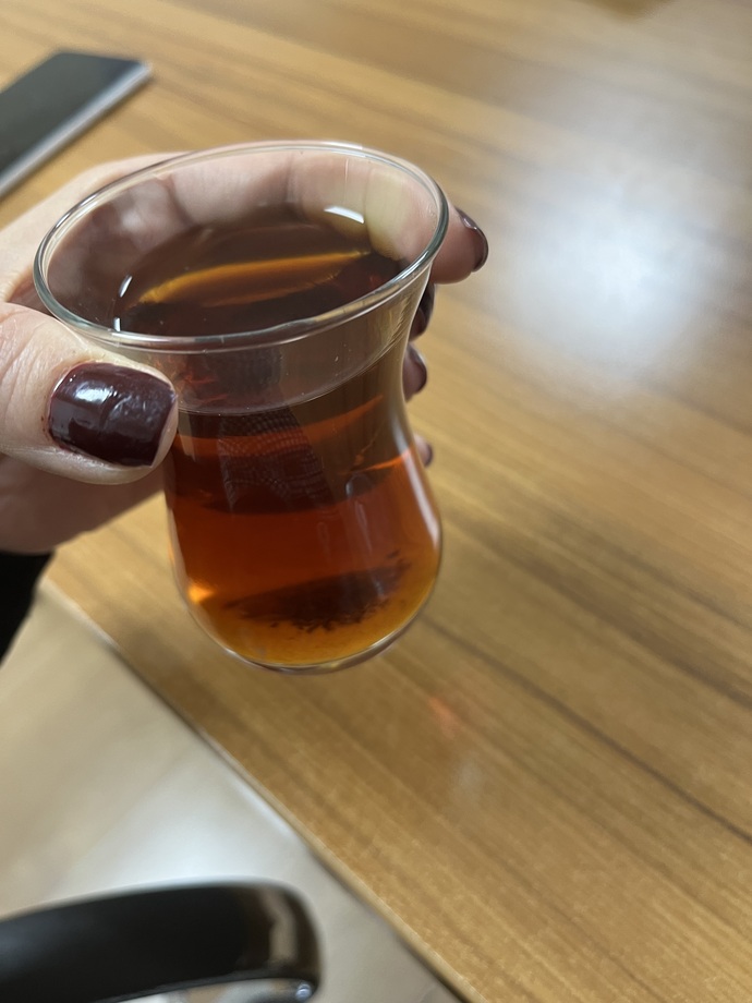 Kimlere çay ısmarlayayım?