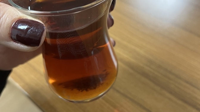 Kimlere çay ısmarlayayım?