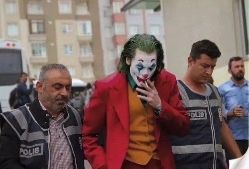 Etrafımızda psikolog gibi konuşup ruh hastası gibi davranan insanlara yaklaşımınız nasıl oluyor?