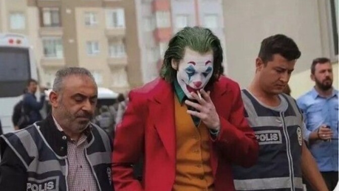 Etrafımızda psikolog gibi konuşup ruh hastası gibi davranan insanlara yaklaşımınız nasıl oluyor?