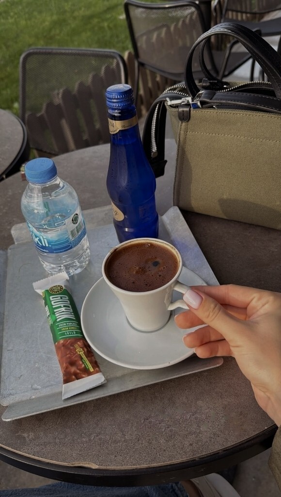 Günün yorgunluğunu atmak için siz hangisini seçersiniz: kahve mi, çay mı?