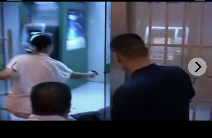 2010 yılında Çinde kadın polis şüpheliyi vurarak rehineyi kurtardı