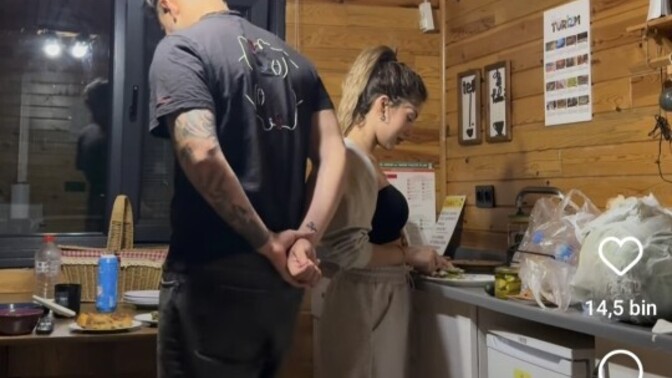 Bu kadar kısa kızlar çok itici değilmi ya?