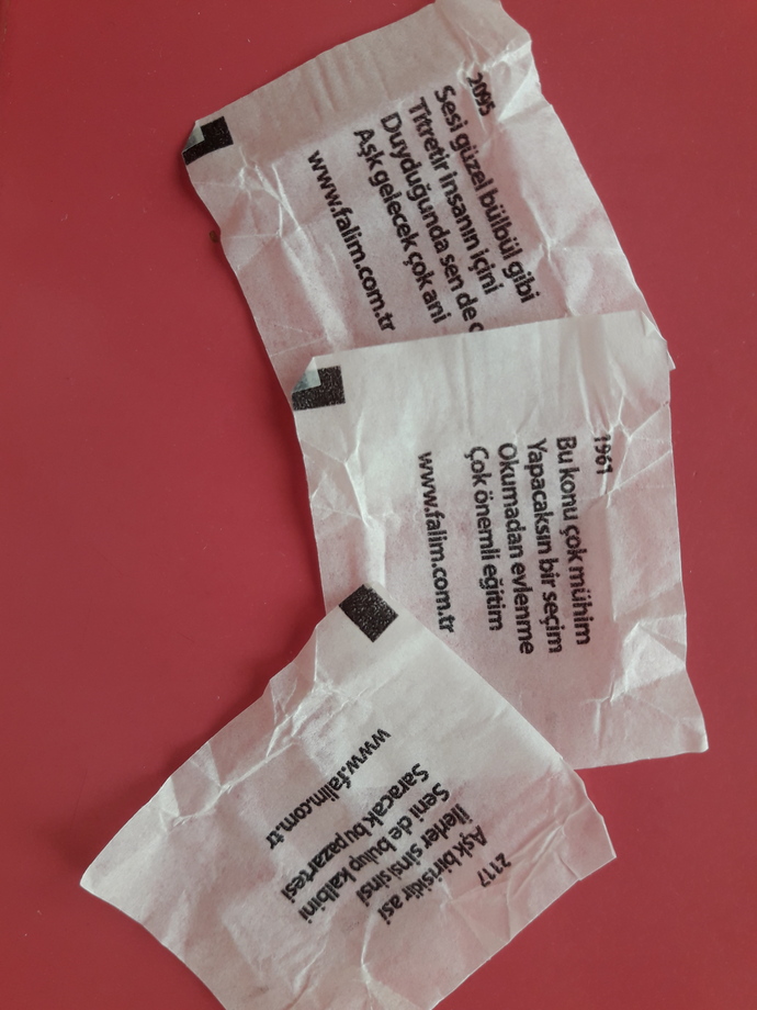 Falım sakızlarından çıkan notları anı niyetine saklar mısınız 😅 ?