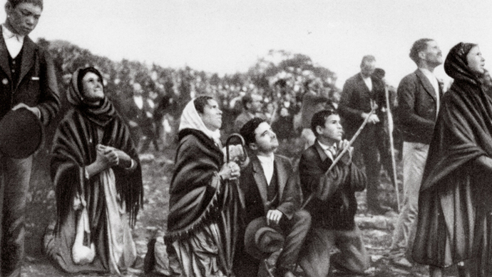 Fatima Olayını seyreden Portekizli Fatima halkı. (13 Ekim 1917)