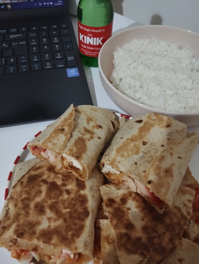 Tam buğday unlu lavaşla tavuk dürüm yaptım ve nefis oldu. 😋