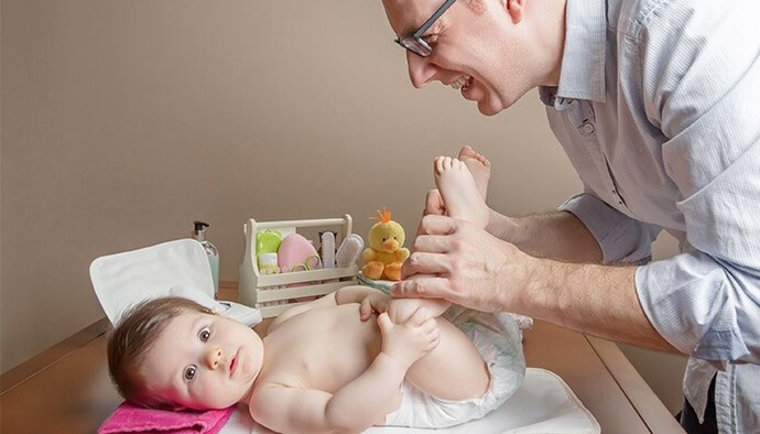 Baba, çocuğunun altını değiştirebilir mi?