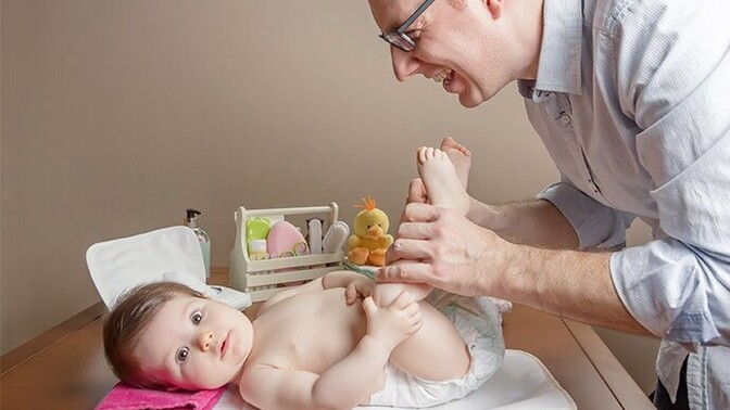 Baba, çocuğunun altını değiştirebilir mi?