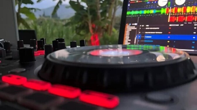 Techno music partisi var desem kimler geliyor.. (İstanbul) ?