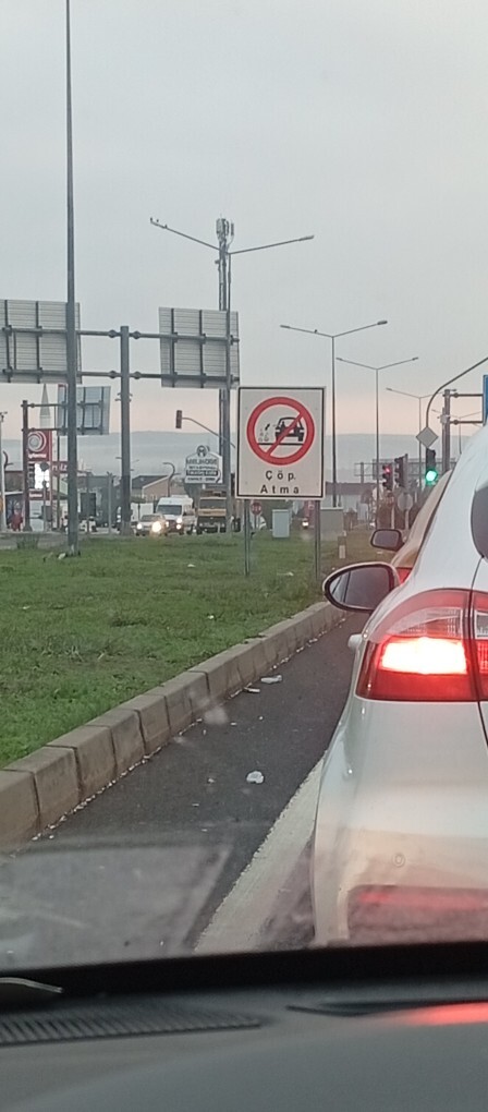 Her köşe başında “Çöp atma” tabelası var ama yollar yine çöp içinde... Sizce sorun tabela sayısında mı, insanlarda mı?