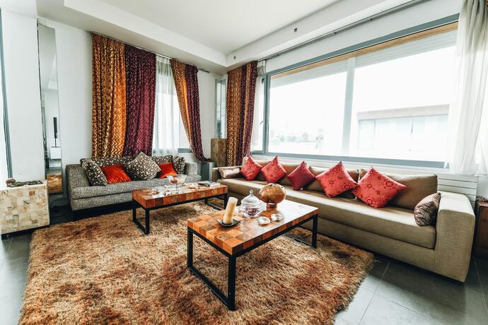 Bol yastıklı koltuklar dağınık mı duruyor?