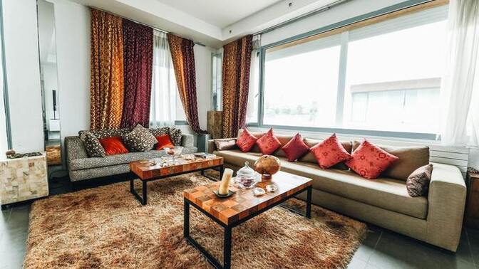 Bol yastıklı koltuklar dağınık mı duruyor?