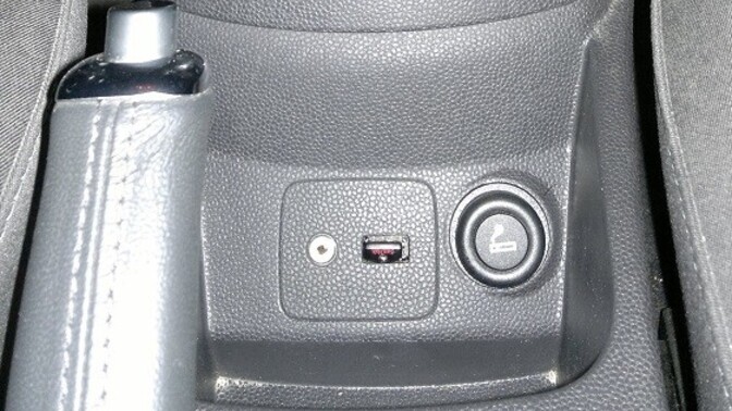 Arabamın USB girişinin içi yok?