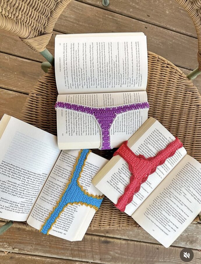 Kız arkadaşım kitap okumayı çok seviyor, ona tanga kitap ayıracı hediye etsem ayıp mı olur?