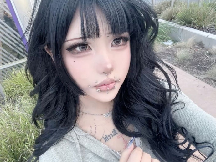 Bu kızın piercingleri çok güzel değil mi?