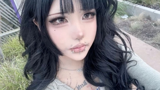 Bu kızın piercingleri çok güzel değil mi?