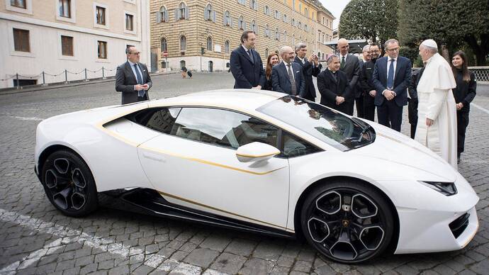 Kızlar, aradığınız beyaz atlı prensi gördünüz mü? O prens atıyla mı geldi, Lamborghini ile mi, yoksa bir ton borçla mı geldi?