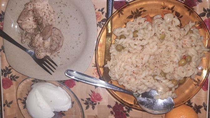 Üniversitenin yemek hanesinde şu yemeğe 30 TL verdim. Aşırı pahalı değil mi?