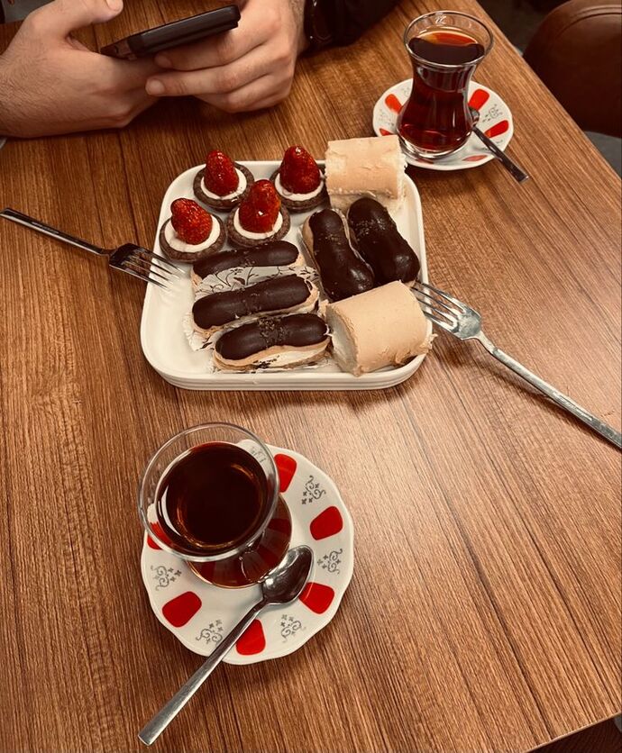 Hangi içeceğin yanında tatlı güzel gider?