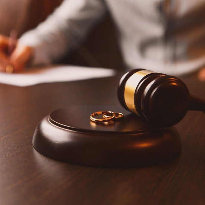 Boşanılan eşe ömür boyu nafaka ödemek sence adil mi?